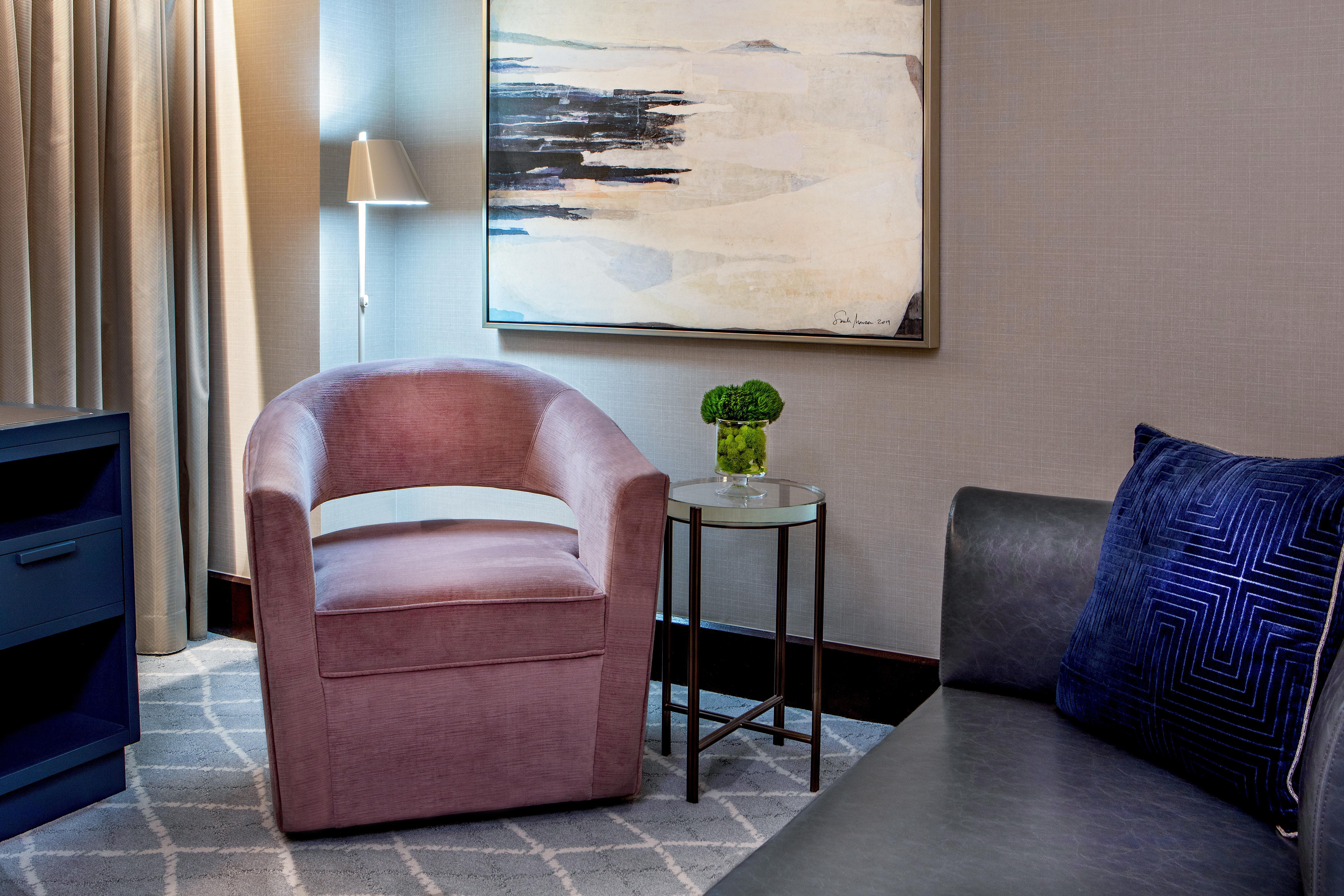 Intercontinental Boston By Ihg Hotel Екстериор снимка A chair in a living room