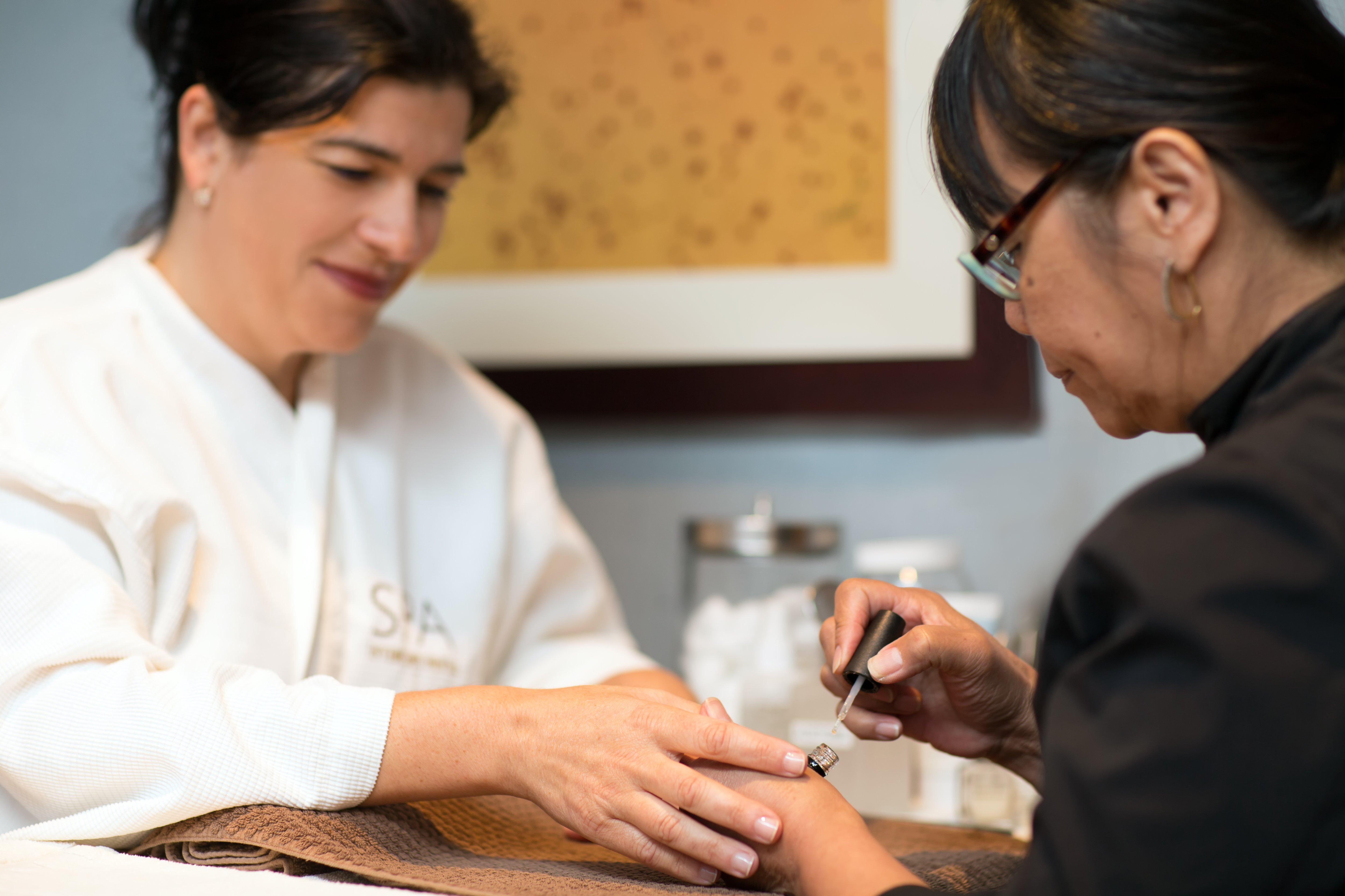 Intercontinental Boston By Ihg Hotel Екстериор снимка A woman receiving acupuncture treatment