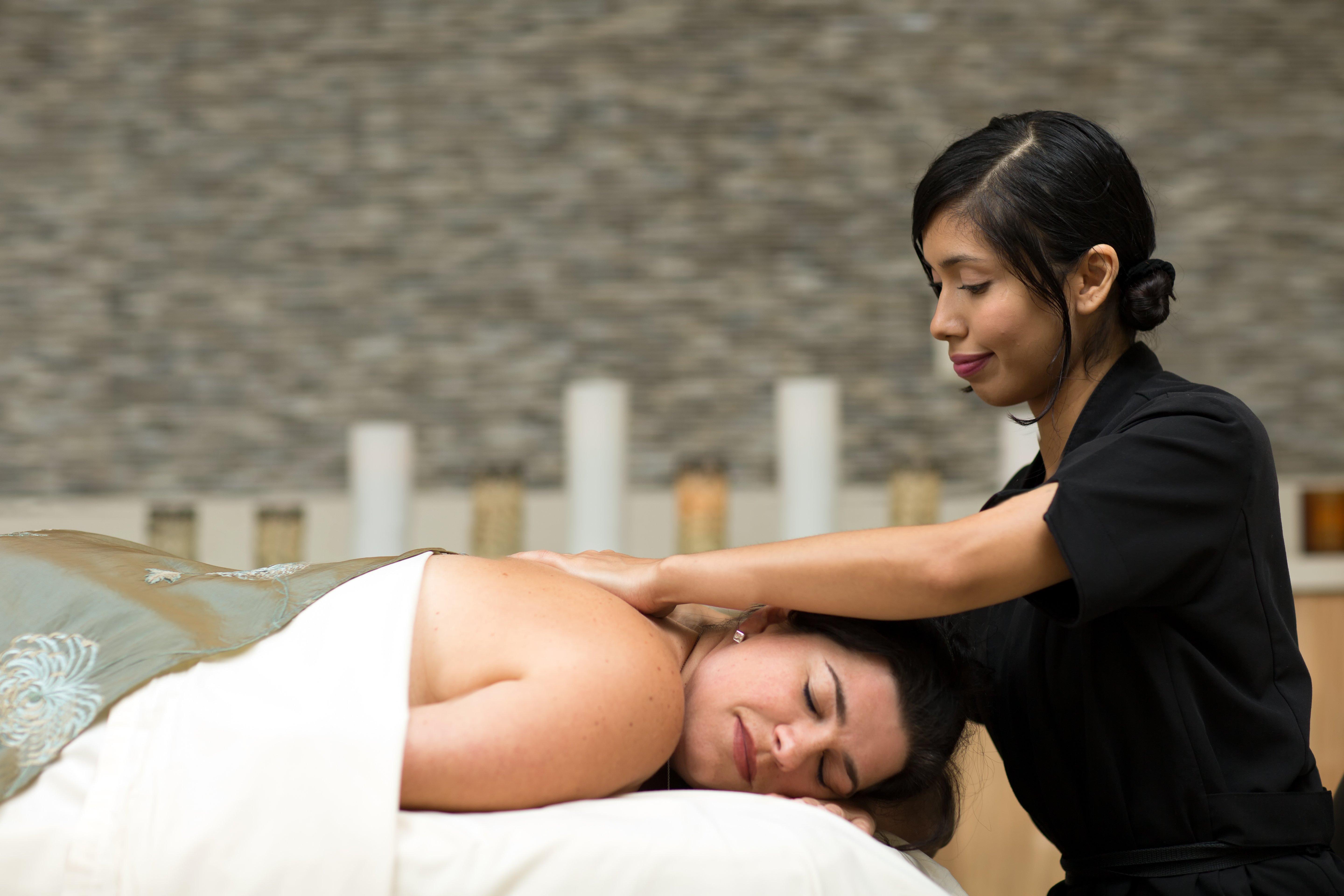 Intercontinental Boston By Ihg Hotel Екстериор снимка A massage therapist working on a client