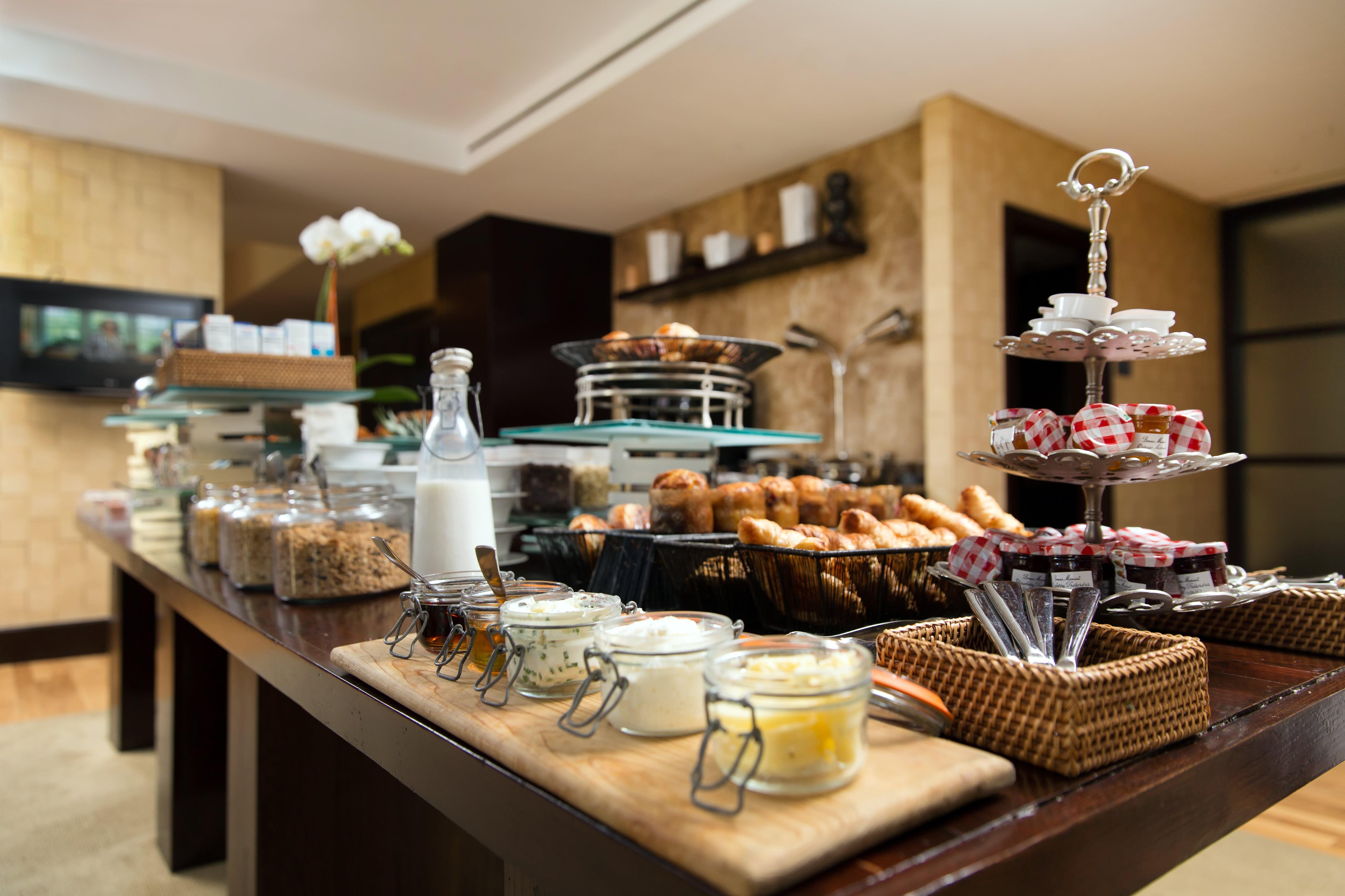 Intercontinental Boston By Ihg Hotel Екстериор снимка A breakfast buffet at a hotel