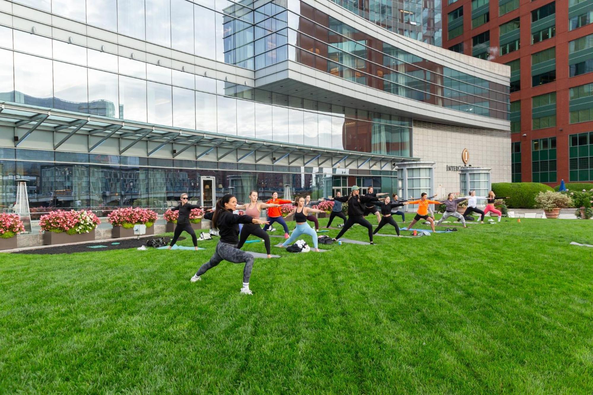 Intercontinental Boston By Ihg Hotel Екстериор снимка The rooftop lawn