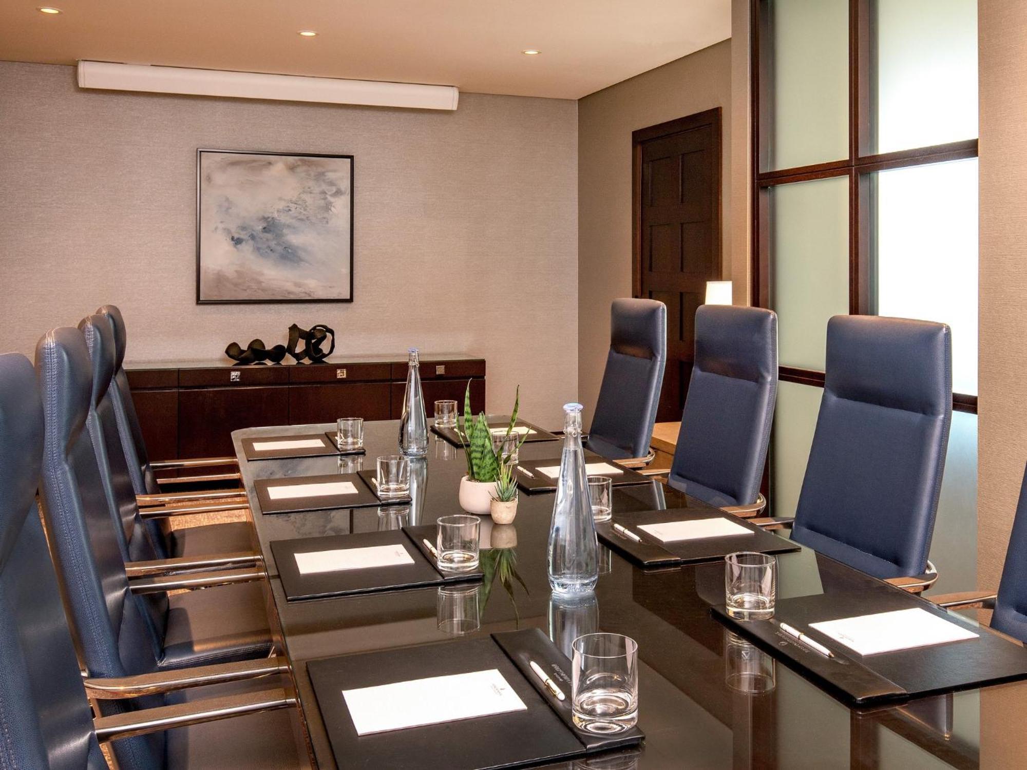 Intercontinental Boston By Ihg Hotel Екстериор снимка Boardroom at the Four Seasons Hotel, London