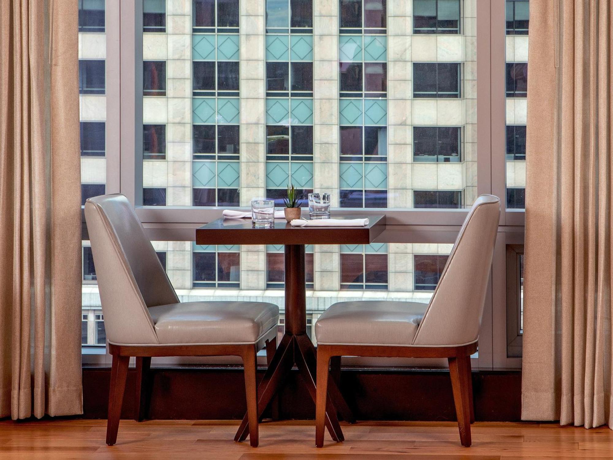 Intercontinental Boston By Ihg Hotel Екстериор снимка A table and chairs in a hotel room